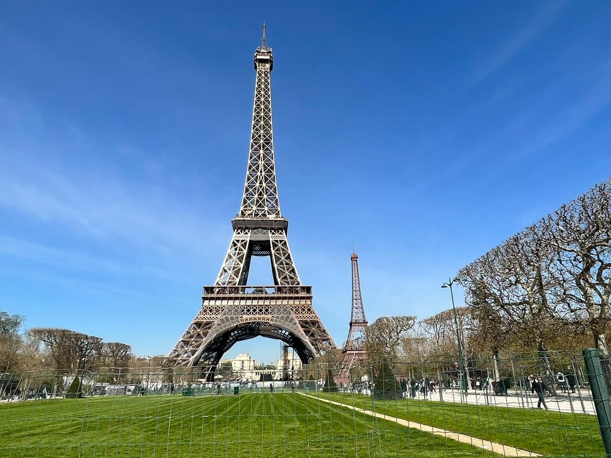 Una seconda Tour Eiffel è apparsa a Parigi