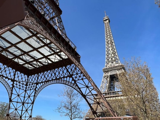 Una seconda Tour Eiffel è apparsa a Parigi